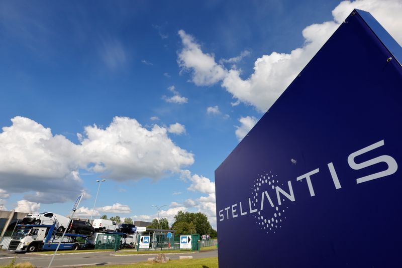 &copy; Reuters. FILE PHOTO: A view shows the logo of Stellantis at the entrance of the company's factory in Hordain, France, July 7, 2021. REUTERS/Pascal Rossignol