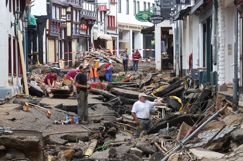 &copy; Reuters. ドイツ西部を中心に発生した大規模な洪水による被害の再保険の損失が２０億─３０億ドルに達する可能性があることが１９日、ベレンベルクの試算で分かった。７月１９日、独バート・ミ
