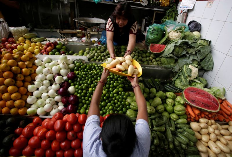 &copy; Reuters. FILE PHOTO: A woman buys vegetables at a market stall in Mexico City, Mexico February 22, 2019.. REUTERS/Daniel Becerril