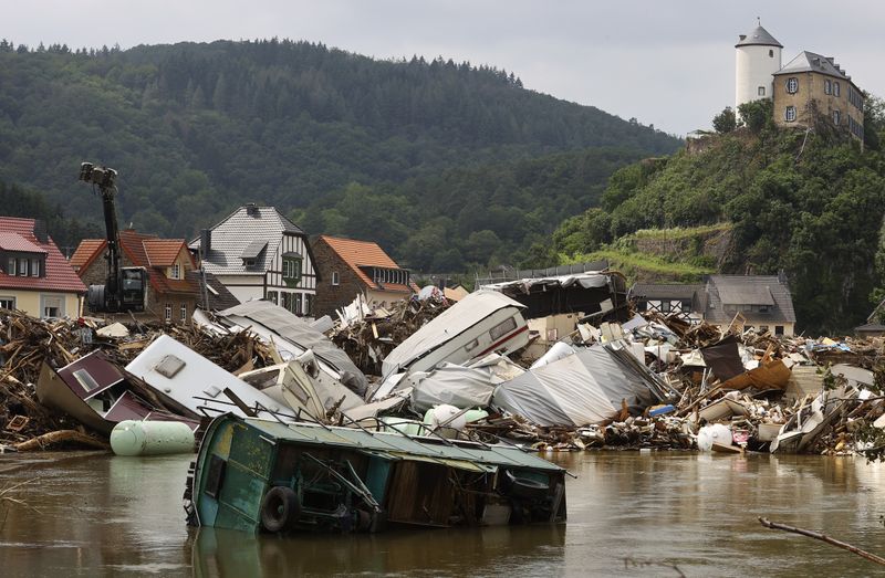 &copy; Reuters. FILE PHOTO: Caravans are destroyed in an area affected by floods caused by heavy rainfalls in Kreuzberg, Germany, July 19, 2021. REUTERS/Wolfgang Rattay
