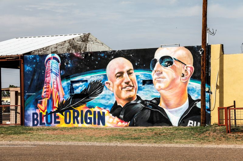 &copy; Reuters. FOTO DE ARCHIVO: Un mural que muestra a Jeff Bezos y su hermano Mark Bezos, se ve en Van Horn, Texas, dos días antes del lanzamiento programado del vuelo inaugural de Blue Origin al espacio por el empresario estadounidense multimillonario Jeff Bezos y su