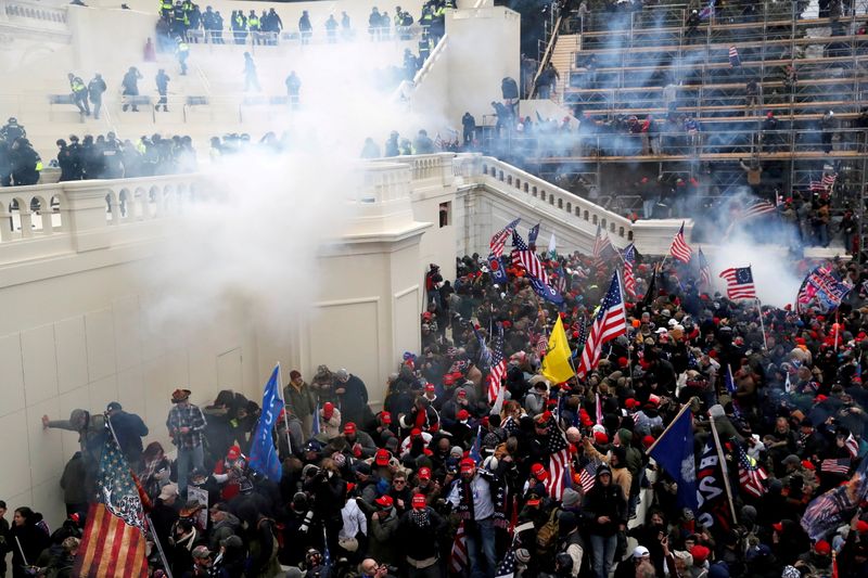 &copy; Reuters. حشود من أنصار الرئيس السابق دونالد ترامب خلال اقتحام مبنى الكونجرس الأمريكي في واشنطن يوم السادس من يناير كانون الثاني 2021. تصوير: شانون ستاب