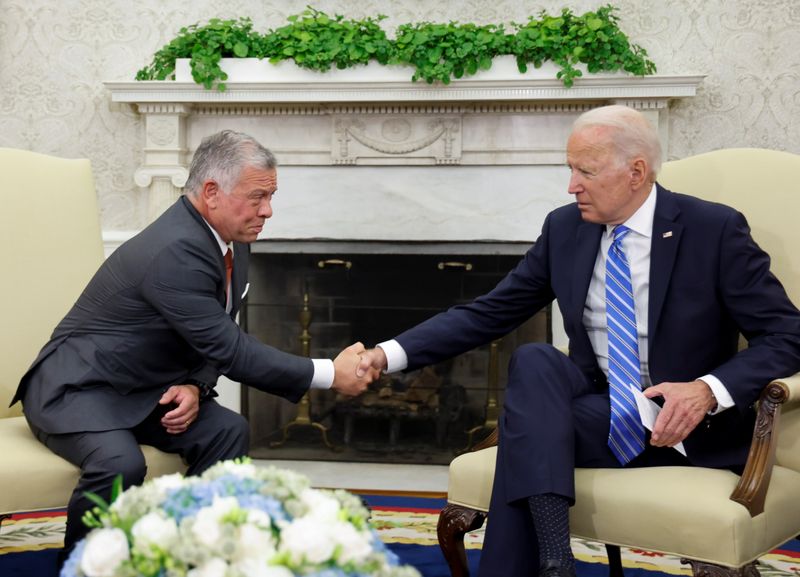 &copy; Reuters. الرئيس الأمريكي جو بايدن (الى اليمين) يصافح الملك عبد الله عاهل الأردن في البيت الأبيض بواشنطن يوم 19 يوليو تموز 2021. تصوير: جوناثان إرنست - روي