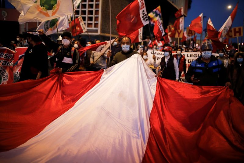 &copy; Reuters. Apoiadores de Pedro Castillo protestam contra demora para divulgação do resultado da eleição presidencial do Peru
06/07/2021
REUTERS/Sebastian Castaneda