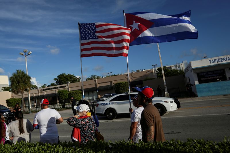 &copy; Reuters. FOTO DE ARCHIVO: Emigrantes ondean banderas estadounidenses y cubanas frente al restaurante Versailles, en reacción a los informes de protestas en Cuba contra el deterioro de su economía, en Miami, Florida, Estados Unidos. 18 de julio de 2021. REUTERS/M