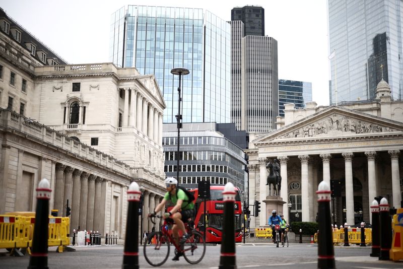 © Reuters. FILE PHOTO: The Bank of England can be seen as people cycle through the City of London financial district, in London, Britain, June 11, 2021. REUTERS/Henry Nicholls/File Photo