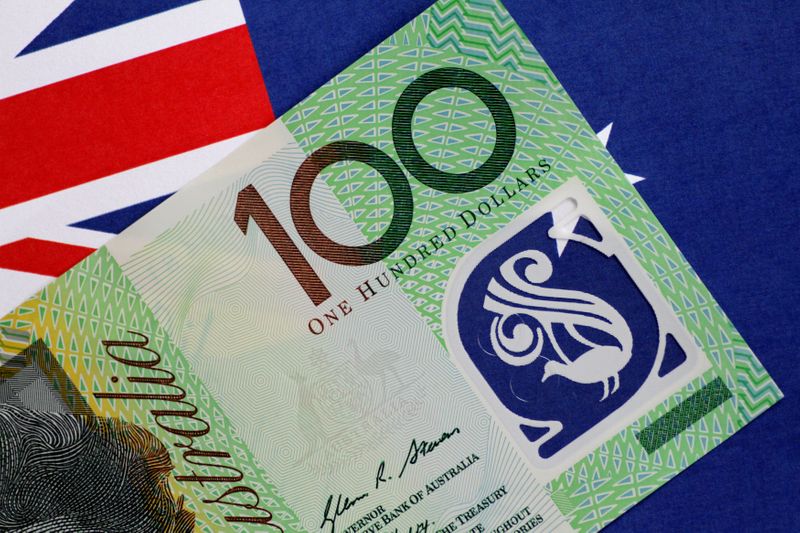 © Reuters. FILE PHOTO: An Australia dollar note is seen in this illustration photo June 1, 2017. REUTERS/Thomas White/Illustration/File Photo