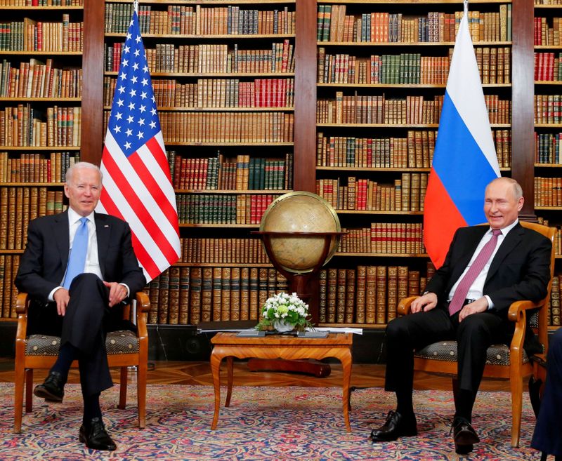 &copy; Reuters. الرئيس الأمريكي جو بايدن (يسارا) ونظيره الروسي فلاديمير بوتين خلال قمتهما في جنيف يوم 16 يونيو حزيران 2021. تصوير دنيس باليبوس - رويترز.
