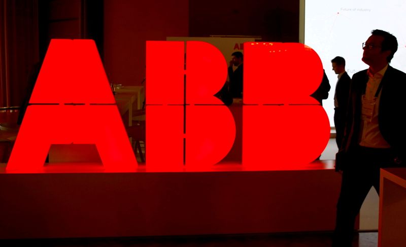 &copy; Reuters. FOTO DE ARCHIVO: El logotipo de la firma suiza de tecnología ABB en el Foro Económico Suizo (SEF, por sus siglas en inglés) de Interlaken, Suiza, el 24 de mayo de 2019. REUTERS/Arnd Wiegmann