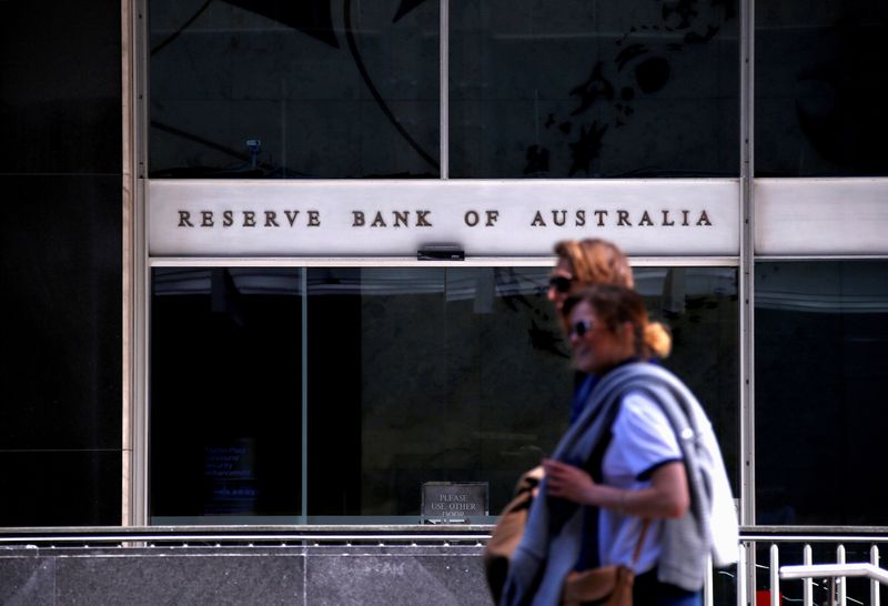 &copy; Reuters. FOTO DE ARCHIVO: Dos personas pasan ante la sede del Banco de la Reserva de Australia en Sídney, Australia, el 3 de octubre de 2016. REUTERS/David Gray