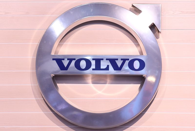 &copy; Reuters. Logo di Volvo durante l'IAA truck show di Hanover, 22 settembre 2016.  REUTERS/Fabian Bimmer/File Photo