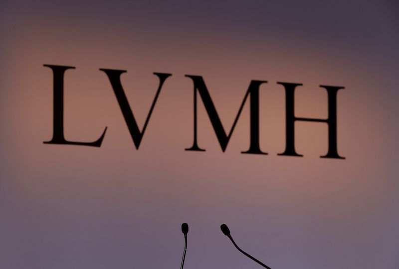 &copy; Reuters. Logo del gruppo del lusso Lvmh prima dell'annuncio dei risultati per l'anno finanziario 2019 a Parigi, Francia, 28 gennaio 2020 REUTERS/Christian Hartmann