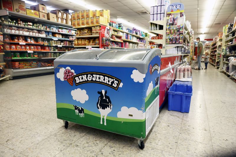© Reuters. A refrigerator bearing the Ben & Jerry's logo is seen at a food store in the Jewish settlement of Efrat in the Israeli-occupied West Bank July 20, 2021. REUTERS/Ronen Zvulun