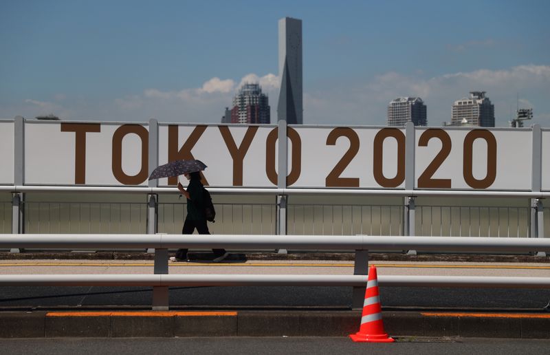 &copy; Reuters. Una persona pasa por delante de la señalización de los Juegos Olímpicos, Tokio, Japón, 19 de julio de 2021. REUTERS/Thomas Peter