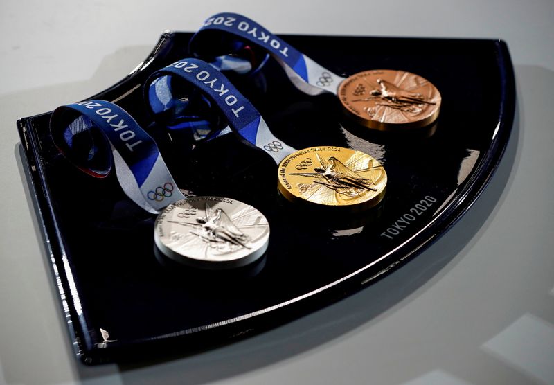 &copy; Reuters. ميداليات ستستخدم في الألعاب الأولمبية معروضة خلال فعالية في طوكيو يوم الثالث من يونيو حزيران 2021. تصوير إيسي كاتو - رويترز.
