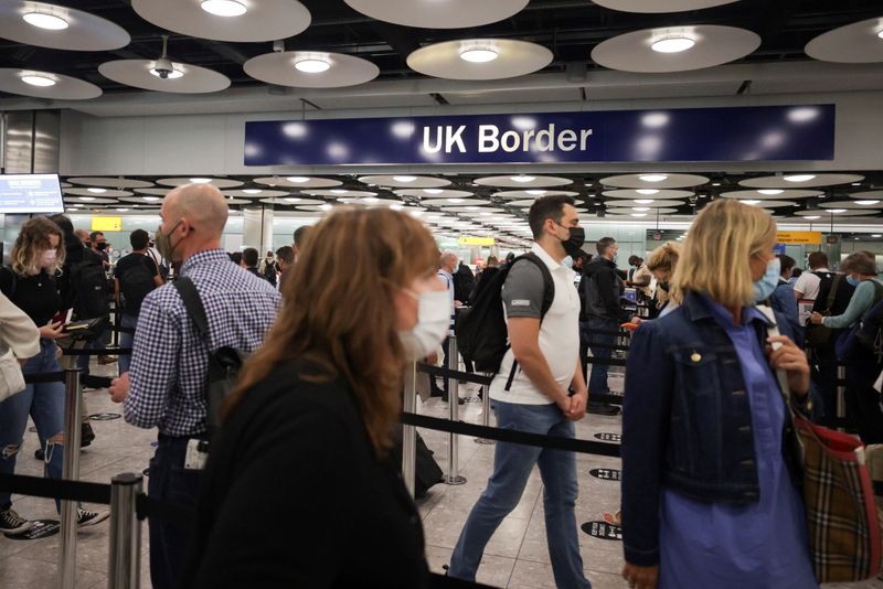 &copy; Reuters. FILE PHOTO: Arriving passengers queue at UK Border Control at the Terminal 5 at Heathrow Airport in London, Britain June 29, 2021. REUTERS/Hannah Mckay/File Photo