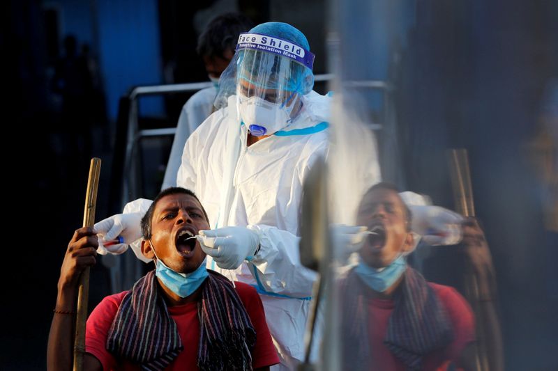 &copy; Reuters. 米国のシンクタンク「世界開発センター」は、インドについて、死亡数が平年を上回る「超過死亡」が、新型コロナウイルスの流行中に最大４９０万人に達した可能性があるとの報告書をま
