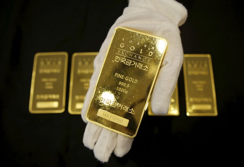 &copy; Reuters. Imagen de archivo de un trabajador mostrando un lingote de oro en el Korea Gold Exchange de Seúl, Corea el Sur.
