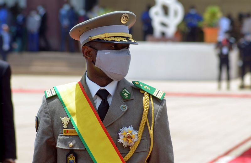 &copy; Reuters. FOTO DE ARCHIVO: El coronel Assimi Goita, líder de dos golpes de Estado y presidente en fucniones de Malí, durante la ceremonia de su toma de posesión en Bamako, Malí, el 7 de junio de 2021. REUTERS/Amadou Keita
