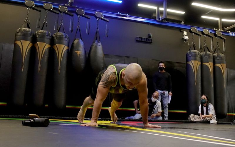 Brasileiro entra no Guinness por recorde de agachamentos burpees em Cingapura