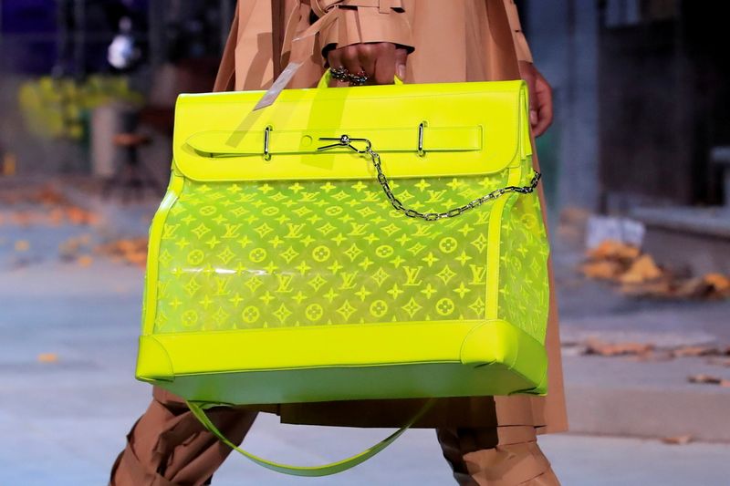 © Reuters. FILE PHOTO: A model presents a bag creation by designer Virgil Abloh during a preview show for his Fall/Winter 2019-2020 collection for fashion house Louis Vuitton during Men's Fashion Week in Paris, France, January 17, 2019. REUTERS/Gonzalo Fuentes/File Photo