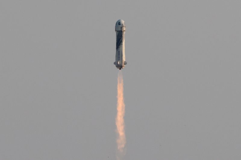 &copy; Reuters. Billionaire businessman Jeff Bezos is launched with three crew members aboard a New Shepard rocket on the world's first unpiloted suborbital flight from Blue Origin's Launch Site 1 near Van Horn, Texas , U.S., July 20, 2021. REUTERS/Joe Skipper