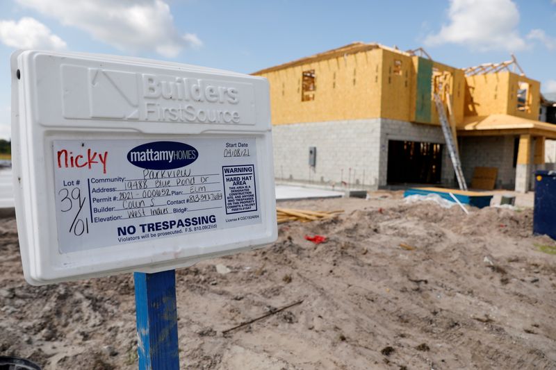 © Reuters. FILE PHOTO: A new single family home is seen under construction while building material supplies are in high demand in Tampa, Florida, U.S., May 5, 2021. REUTERS/Octavio Jones/File Photo