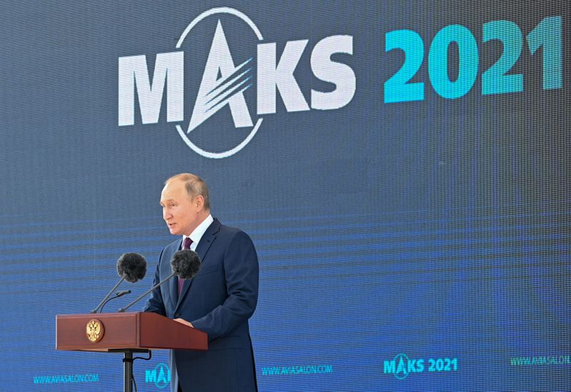 &copy; Reuters. الرئيس الروسي فلاديمير بوتين يلقي كلمة خلال افتتاح المعرض الجوي الروسي السنوي (ماكس) بالقرب من موسكو يوم الثلاثاء. صورة لرويترز من وكالة سبو