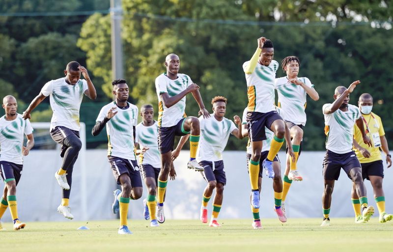 &copy; Reuters. Membros da equipe olímpica de futebol masculino da África do Sul em Chiba, no Japão
19/07/2021 Kyodo/via REUTERS