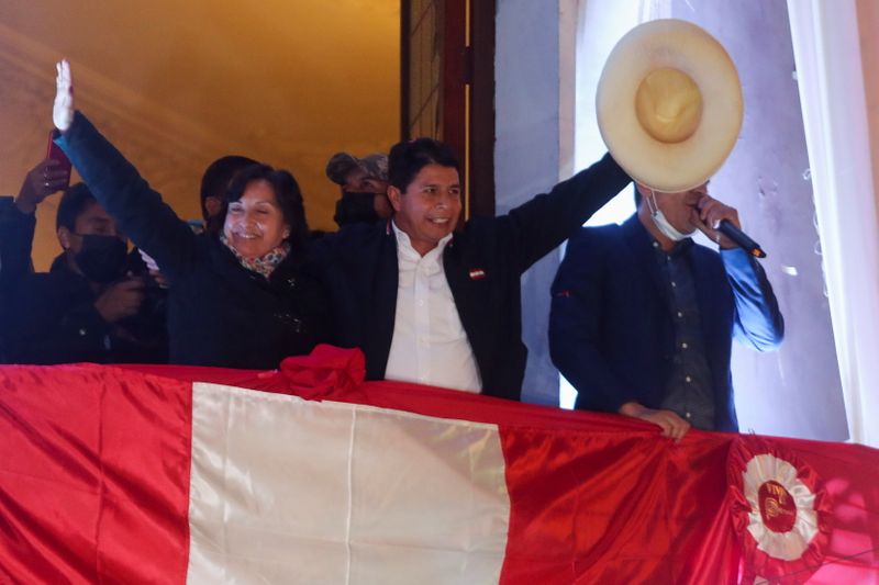 &copy; Reuters. El presidente electo de Perú, Pedro Castillo, celebra su proclamación en la sede del partido Peru Libre en Lima.  Julio 19, 2021. REUTERS/Sebastian Castañeda
