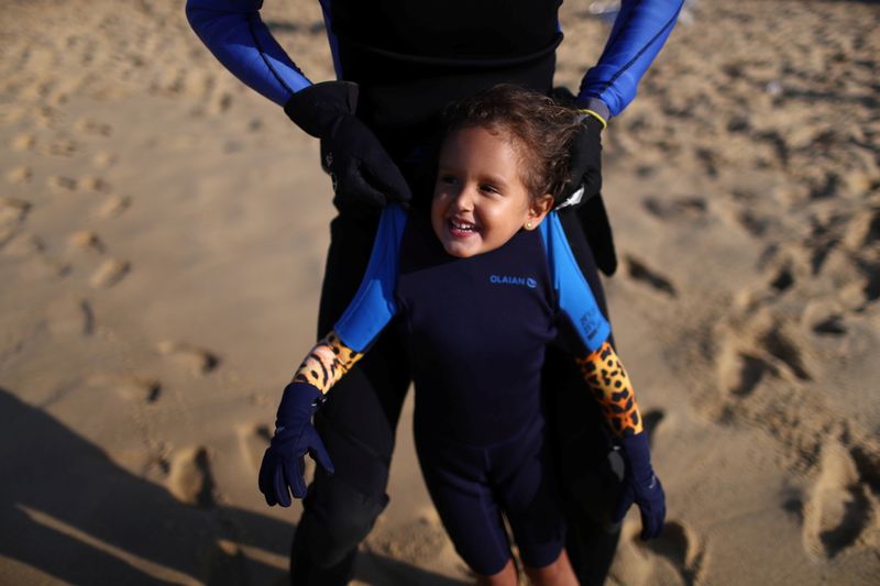 &copy; Reuters. Nina Gomes se prepara para entrar al mar a recoger basura en la Praia Vermelha, Rio de Janeiro, Brasil, 9 julio 9, 2021.
REUTERS/Pilar Olivares