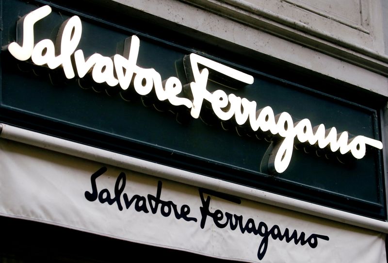 &copy; Reuters. Il logo Salvatore Ferragamo presso un negozio a Zurigo. REUTERS/Arnd Wiegmann