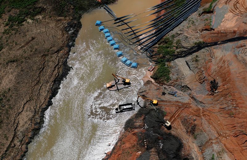 © Reuters. Máquinas da SABESP trabalhando durante seca na barragem de Jaguari, no estado de São Paulo. 
12/02/2015
REUTERS/Paulo Whitaker 