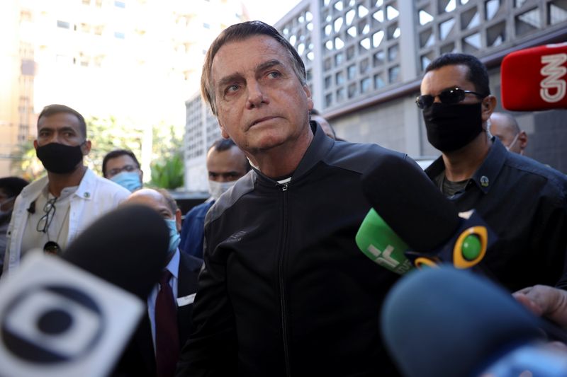 &copy; Reuters. Presidente Jair Bolsonaro fala com jornalistas ao deixar hospital em São Paulo
18/07/2021 REUTERS/Amanda Perobelli