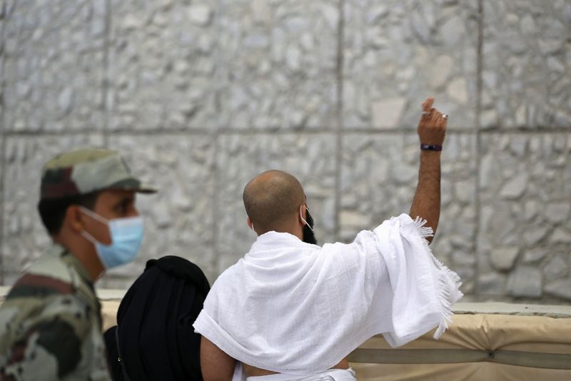 &copy; Reuters. Fiel arremessa pedra em parede que simboliza o Diabo em Mina, perto da cidade sagrada de Meca
20/07/2021 REUTERS/Ahmed Yosri