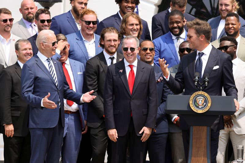 © Reuters. Tom Brady durante visita do elenco do Tampa Bay Buccaneers ao presidente dos EUA, Joe Biden, na Casa Branca
20/07/2021 REUTERS/Jonathan Ernst