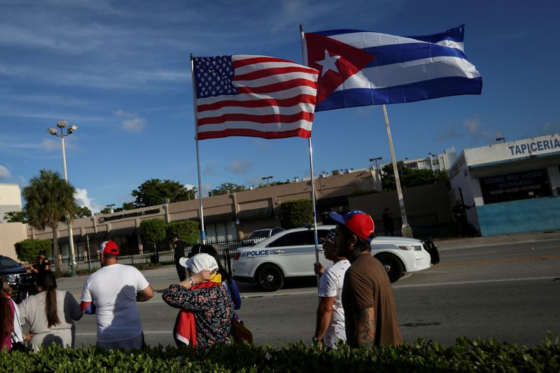 &copy; Reuters. Bandeiras de EUA e Cuba em Miami
 18/7/2021  REUTERS/Marco Bello