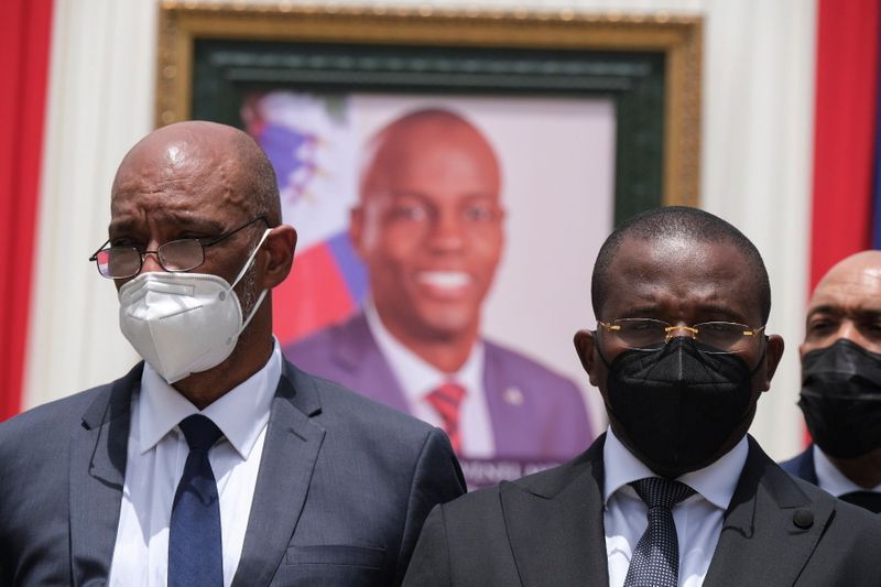 &copy; Reuters. Ariel Henry (à gauche) a été officiellement intronisé mardi comme Premier ministre haïtien en remplacement de Claude Joseph (à droite), près de deux semaines après l'assassinat du président Jovenel Moïse dans sa résidence privée de la capitale