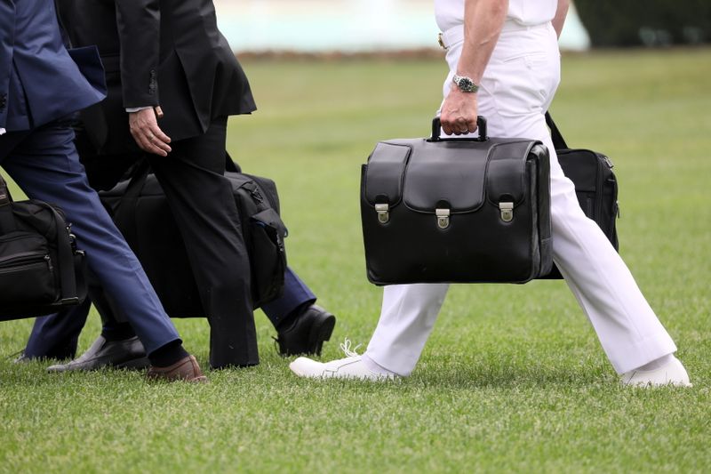 &copy; Reuters. FOTO DE ARCHIVO: Un ayudante militar lleva el llamado "balón de fútbol nuclear" mientras camina para abordar el helicóptero Marine One con el presidente de Estados Unidos, Donald Trump, para viajar a Florida desde la Casa Blanca en Washington, Estados 
