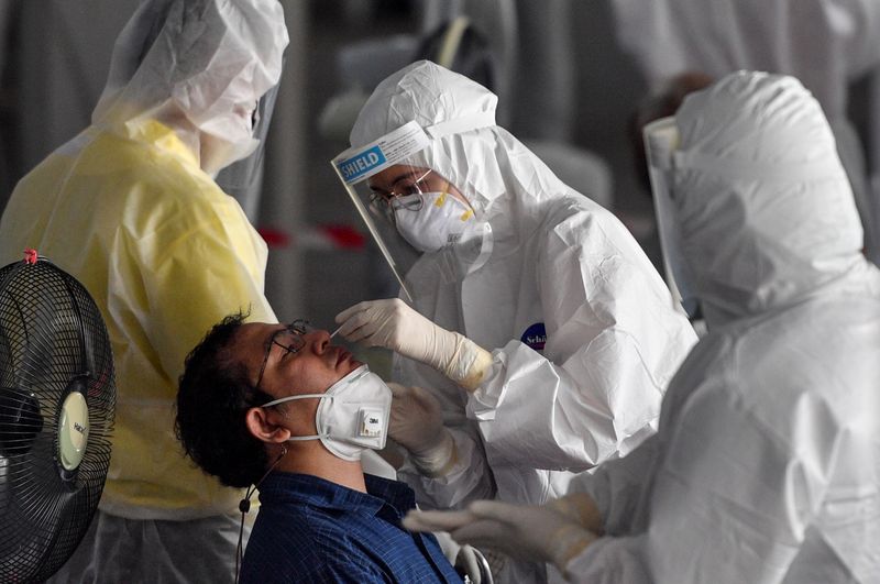 &copy; Reuters. 　タイ当局は７月２１日、国内の１日当たりの新型コロナウイルス新規感染者が過去最多の１万３００２人となったと明らかにした。累計の感染者は４３万９４７６人となった。写真はバン