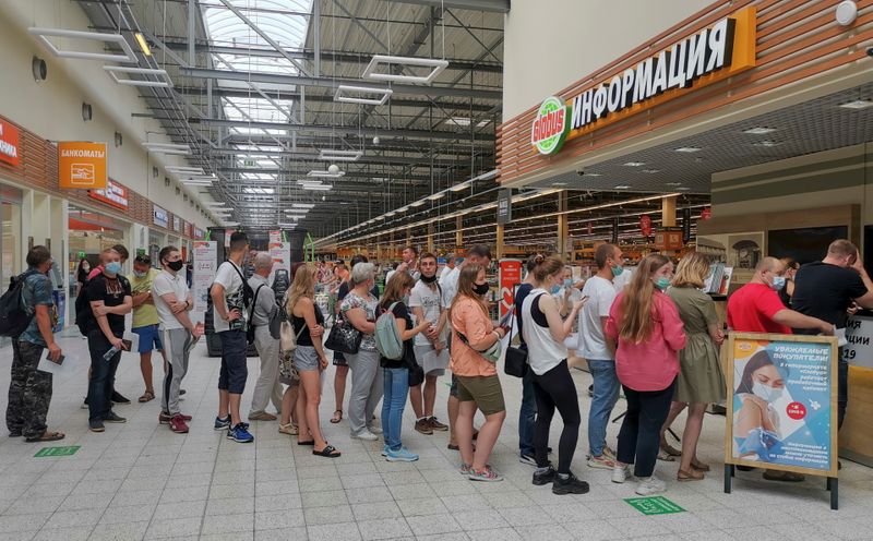 &copy; Reuters. FILE PHOTO: People line up to receive vaccine against the coronavirus disease (COVID-19) at a vaccination centre in the Globus shopping mall in Vladimir, Russia July 15, 2021.  REUTERS/Polina Nikolskaya