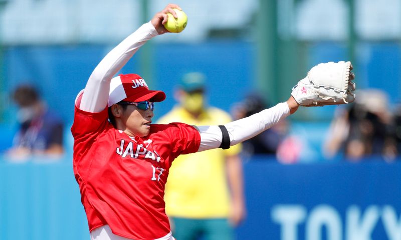 &copy; Reuters. Yukiko Ueno realiza un lanzamiento contra Australia en un partido de la ronda de apertura de softbol durante los Juegos Olímpicos de Verano de Tokio 2020 en el estadio Fukushima Azuma, Fukushima, Japón, el  21 de julio de 2021. Yukihito Taguchi/USA TODA