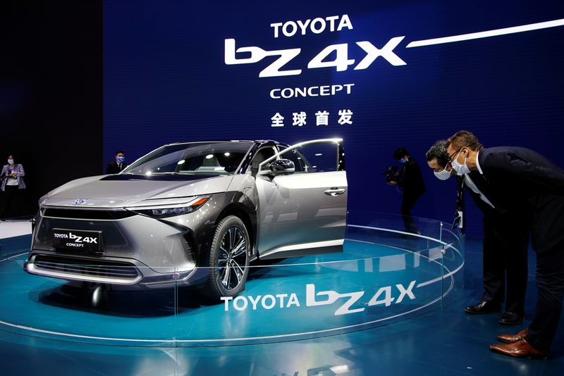 &copy; Reuters. FILE PHOTO: Visitors check a Toyota BZ4X Concept electric vehicle (EV) during its world premiere on a media day for the Auto Shanghai show in Shanghai, China April 19, 2021. REUTERS/Aly Song