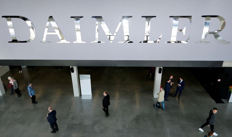 &copy; Reuters. FILE PHOTO: The Daimler logo is seen before the Daimler annual shareholder meeting in Berlin, Germany, April 5, 2018. REUTERS/Hannibal Hanschke/File Photo