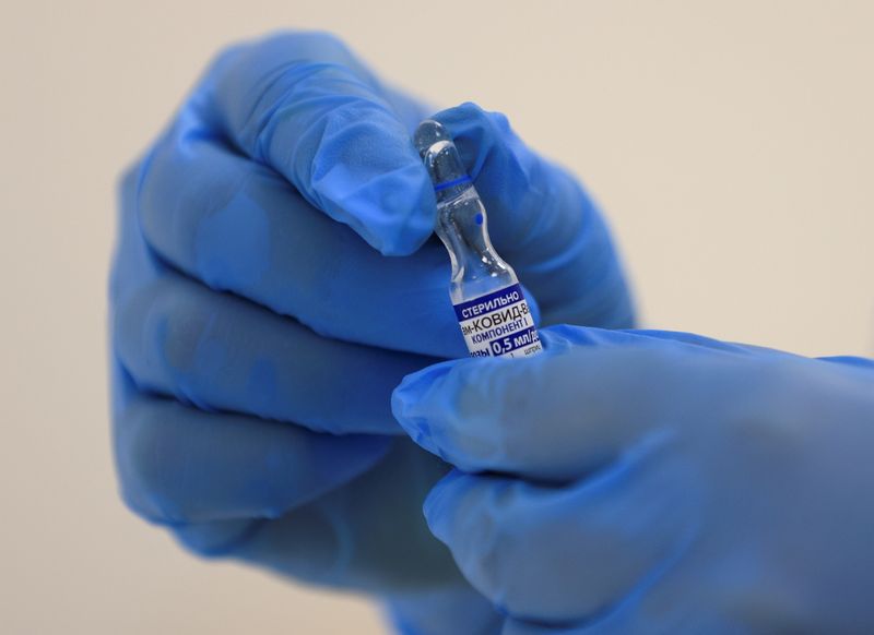 &copy; Reuters. A medical worker holds a vial with Sputnik V (Gam-COVID-Vac) vaccine against the coronavirus disease (COVID-19) at a clinic in Moscow, Russia June 25, 2021. REUTERS/Tatyana Makeyeva