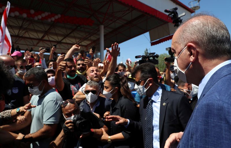 &copy; Reuters. La France a affiché mercredi son soutien à Chypre au lendemain d'un déplacement sur l'île du président turc Recep Tayyip Erdogan, qui a une nouvelle fois appelé à des pourparlers sur la base de "deux États" distincts dans l'île et proposé de rep