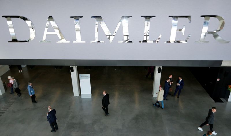 &copy; Reuters. Il logo Daimler prima dell'assemblea annuale degli azionisti Daimler a Berlino, Germania, 5 aprile 2018. REUTERS/Hannibal Hanschke
