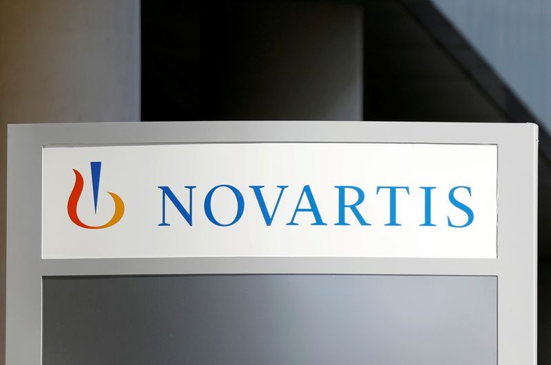 &copy; Reuters. FOTO DE ARCHIVO: El logotipo de la farmacéutica suiza Novartis aparece en la sede de la compañía en Rueil-Malmaison, cerca de París, Francia, el 22 de abril de 2020. REUTERS/Charles Platiau