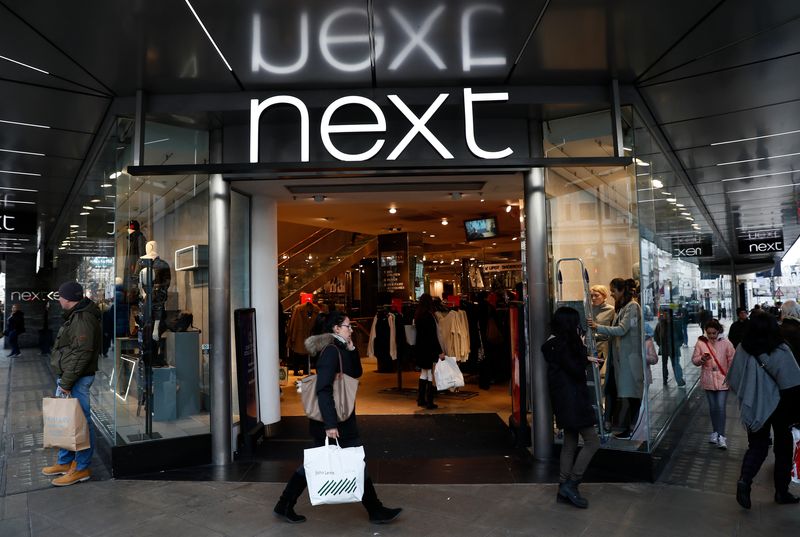 &copy; Reuters. FOTO DE ARCHIVO: Los peatones pasan por delante de una tienda Next en el centro de Londres, Reino Unido, el 3 de enero de 2017.  REUTERS/Stefan Wermuth