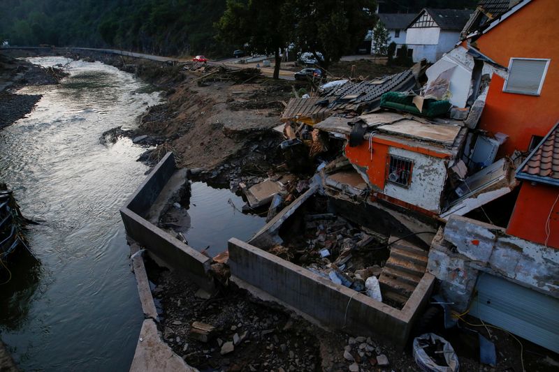 &copy; Reuters. آثار الدمار في منطقة تضررت بسبب الفيضانات الناتجة عن الأمطار الغزيرة في شولد بألمانيا يوم 20 يوليو تموز 2021. تصوير: تيلو شمولجين - رويترز